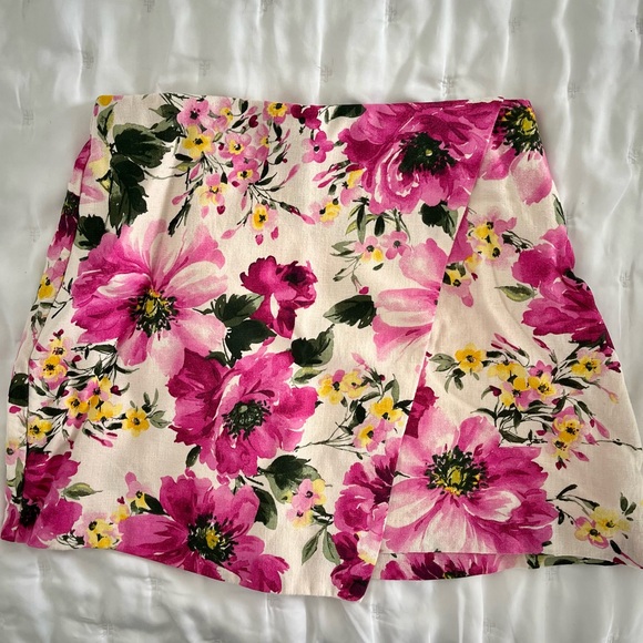 NWT Abercrombie & Fitch NWT
Floral Pink and Cream Skort - Picture 2 of 3